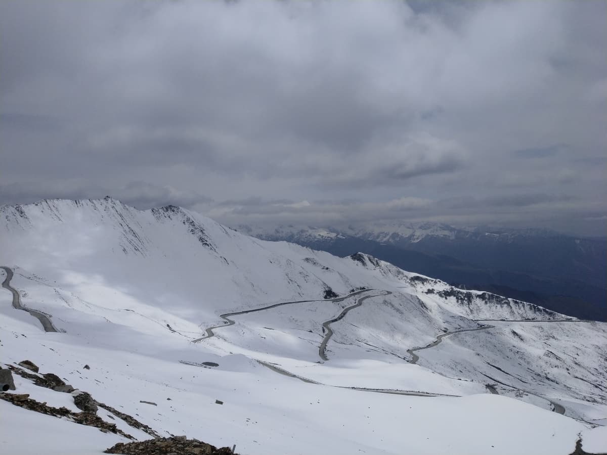 夹金山